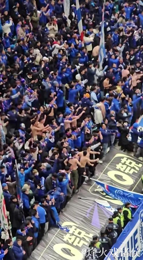 球迷蜂拥离场，快船主场球馆出口人潮涌动